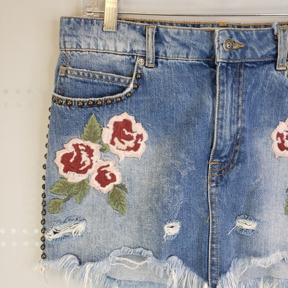 Free People Embroidered and Studded Denim Skirt SZ 30/SZ 10 - Picture 4 of 7